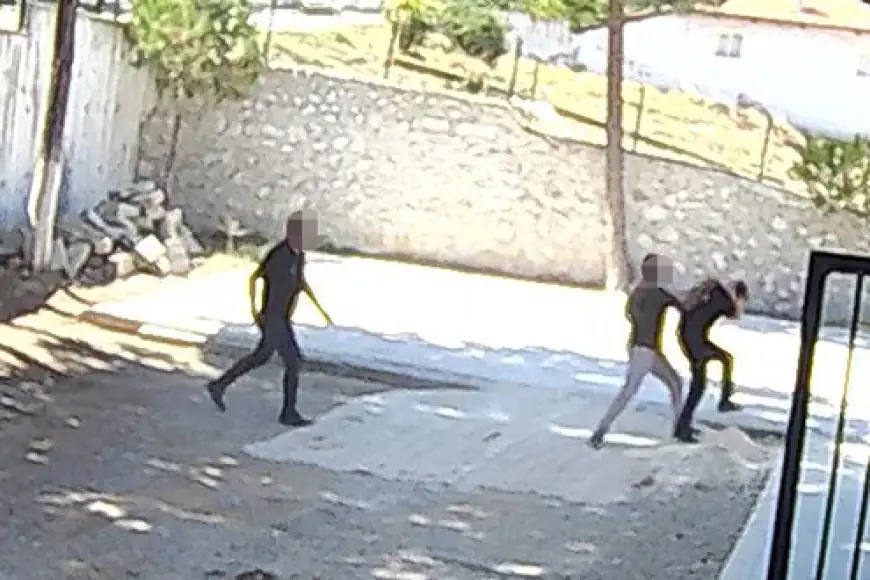 Belediye başkanı, taş döşemek istemeyen zabıta memurlarını sopayla darbetti
