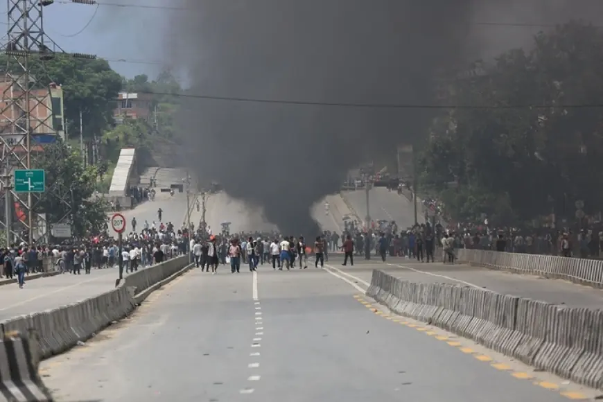 Nepal'de ordu sokağa indi