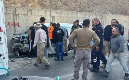Şırnak’ta yolcu minibüsü ile hafif ticari araç çarpıştı: 2’si ağır 14 yaralı