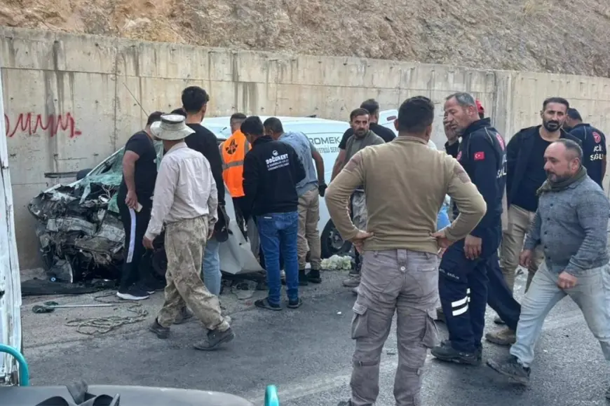 Şırnak’ta yolcu minibüsü ile hafif ticari araç çarpıştı: 2’si ağır 14 yaralı