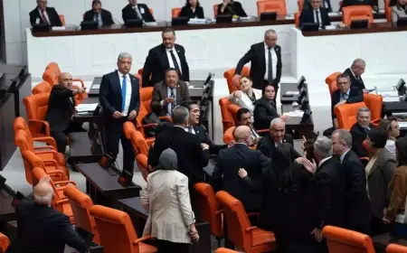 TBMM’de gergin anlar: İYİ Parti ve DEM Partili vekiller birbirinin üzerine yürüdü