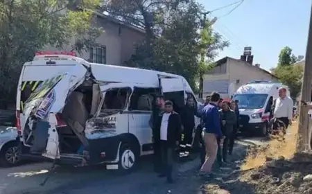 Muş’ta hemzemin geçit kazası: Trene çarpan minibüste 17 yaralı