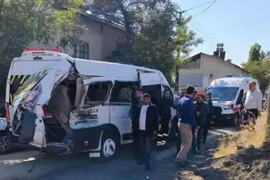 Muş’ta hemzemin geçit kazası: Trene çarpan minibüste 17 yaralı