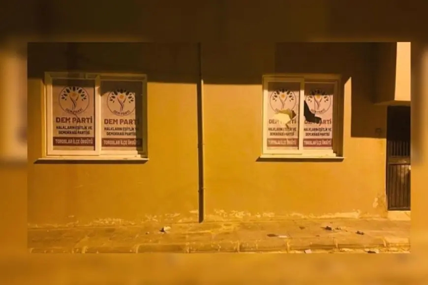 DEM Parti ilçe binasına taşlı saldırı