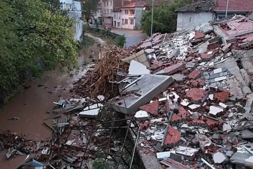 Balıkesir'de 6.1 ve 4.2'lik deprem: Okullar tatil edildi