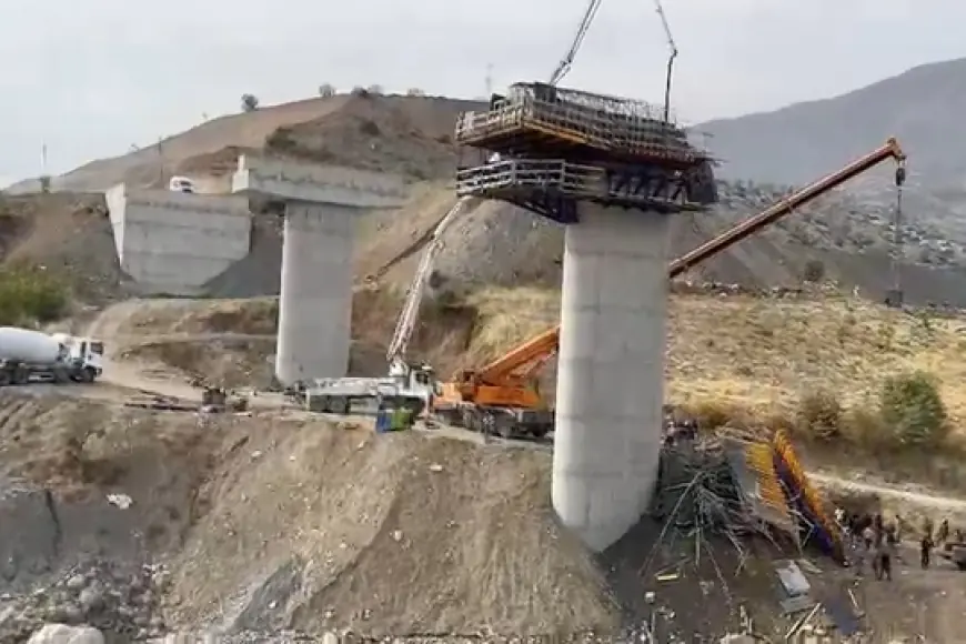 Diyarbakır'da viyadük inşaatında iskele çöktü; yaralılar var