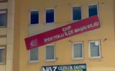 Van'da bir grup CHP binasının tabelasını kırdı