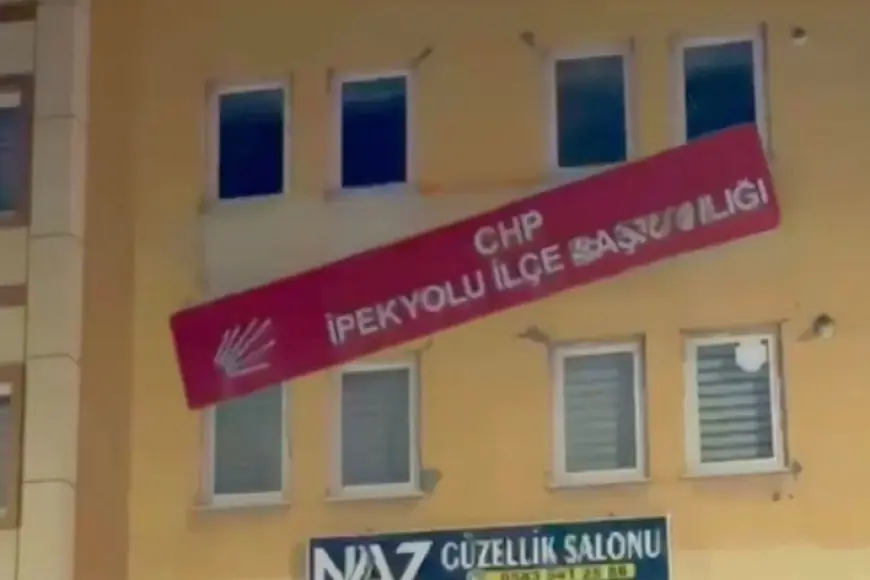 Van'da bir grup CHP binasının tabelasını kırdı