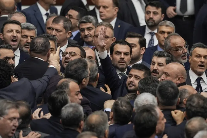 TBMM'de yumruk yumruğa kavga