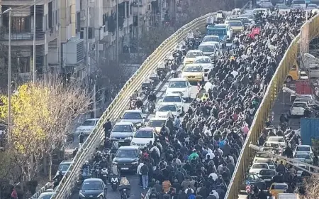 İran’da Ekonomik Çöküş Protesto Dalgasını Başlattı