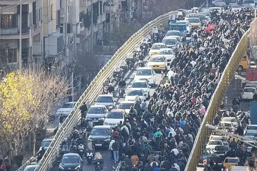 İran’da Ekonomik Çöküş Protesto Dalgasını Başlattı