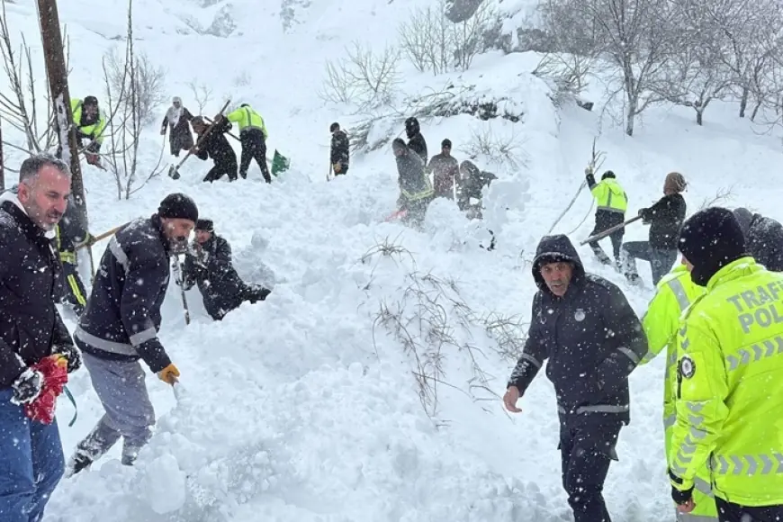 Van’da çığ altında kalan kadın yaralı olarak kurtarıldı