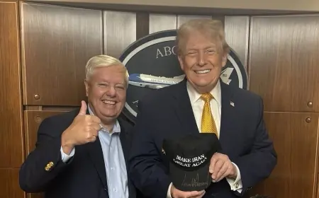 Trump ve Graham, 'İran’ı Yeniden Harika Yap' Şapkasıyla Poz Verdi