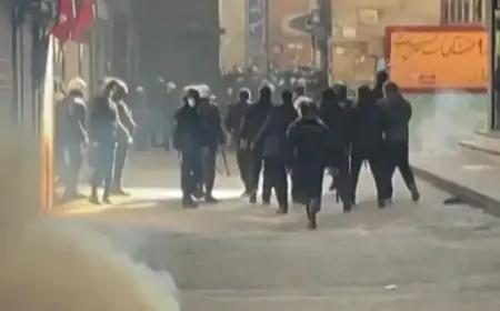 İran’da protestolar genişliyor: Tahran yakınlarında bir polis bıçaklanarak öldürüldü