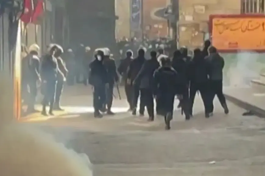 İran’da protestolar genişliyor: Tahran yakınlarında bir polis bıçaklanarak öldürüldü