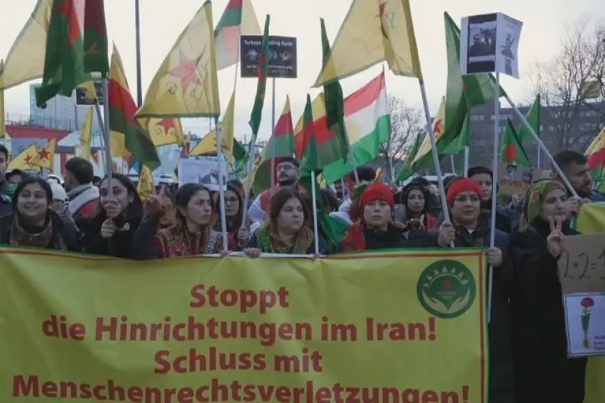 Almanya’da Rojava’ya Dayanışma Gösterileri: Kürtler ve Almanlar Bir Arada