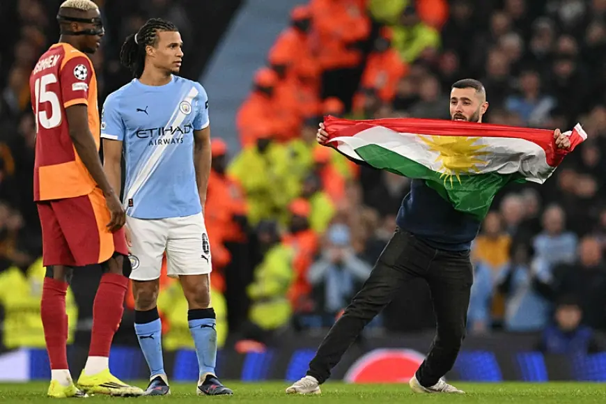 Manchester City – Galatasaray Maçında Sahada Kürdistan Bayrağı Açıldı
