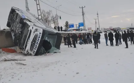 Ağrı'da yolcu otobüsü devrildi: 16 yaralı