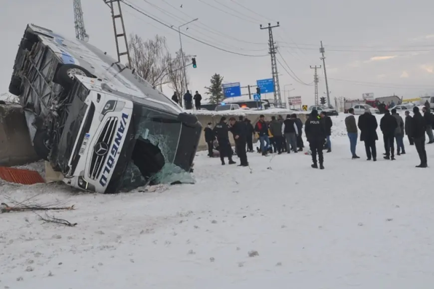 Ağrı'da yolcu otobüsü devrildi: 16 yaralı