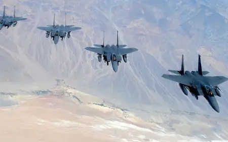 NYT: Amerîka 12 firokeyên şer ên F-15 dişîne Rojhilata Navîn