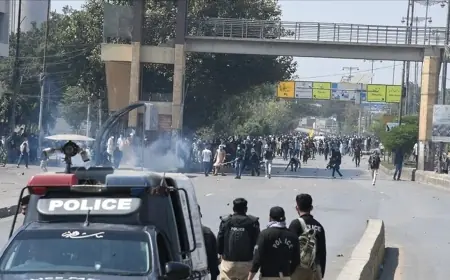 Pakistan'da sokağa çıkma yasağı ilan edildi