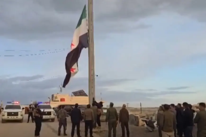 Kobani’de Suriye Bayrağı Resmî Kurumlara Çekildi