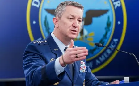 ABD, karasularında ve uluslararası sularda İran'a yardım eden gemileri hedef alacak