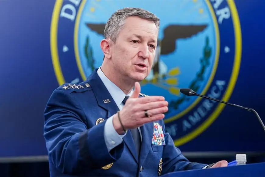 ABD, karasularında ve uluslararası sularda İran'a yardım eden gemileri hedef alacak