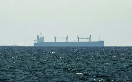 İran, Umman kıyıları açıklarında bir konteyner gemisini hedef aldı