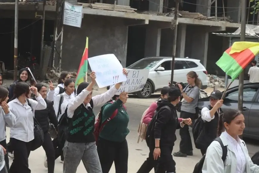 Li Rojavayê Kurdistanê xelk li dijî biryara guhertina navên dibistanan dadikeve qadan