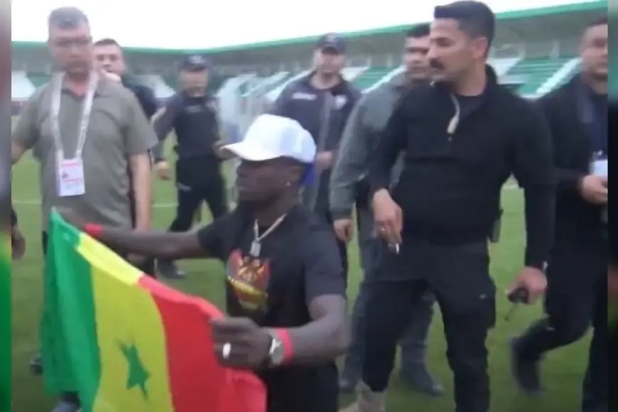 Amedsporlu Diagne'nin balkonundaki Senegal bayrağına polis baskını
