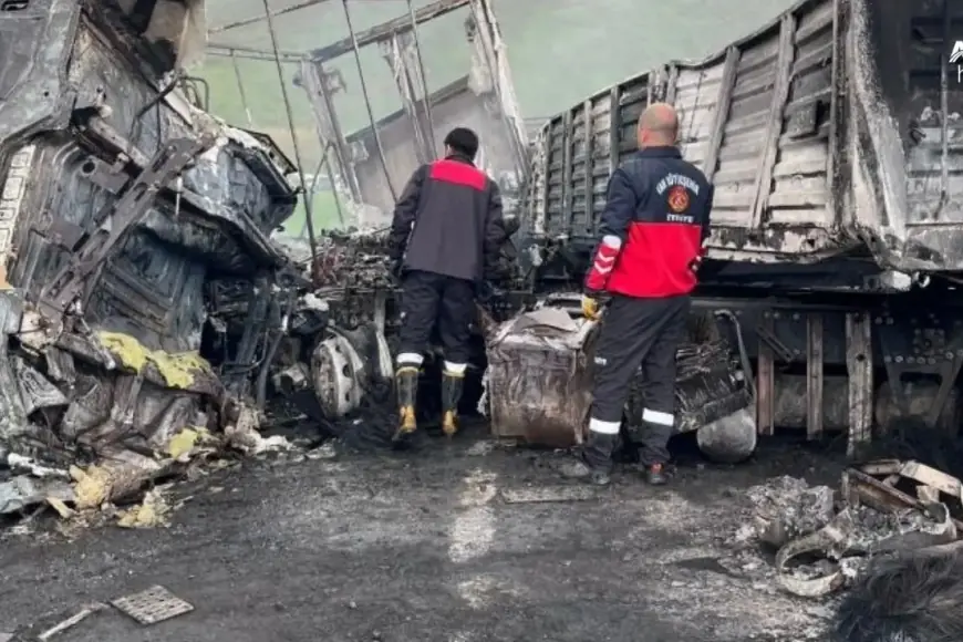 Bitlis'te feci kaza! Çarpışan iki tır alev alev yandı: 2 ölü