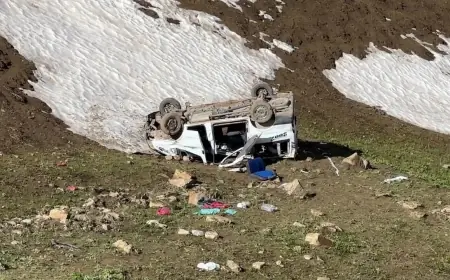 Hakkari’de minibüs şarampole devrildi: Ölü ve yaralılar var