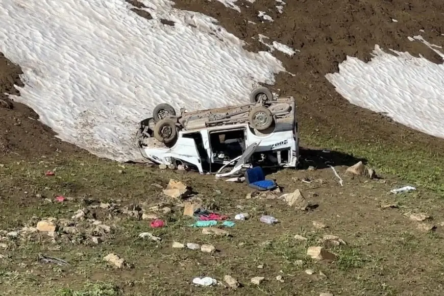 Hakkari’de minibüs şarampole devrildi: Ölü ve yaralılar var