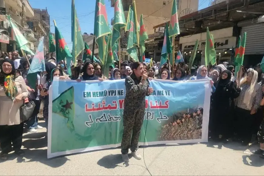 Kamışlo’da YPJ’liler orduya katılım için gösteri düzenledi