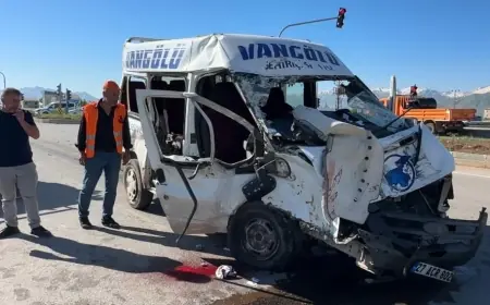 Hakkari'de feci kaza: Ölü ve yaralılar var