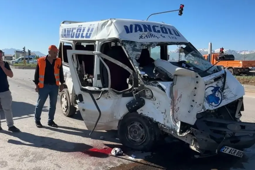 Hakkari'de feci kaza: Ölü ve yaralılar var