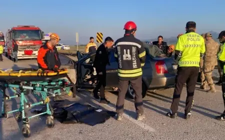 Erzurum'da feci kaza! Otomobil kamyonete çarptı: 3 ölü, 3 yaralı