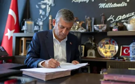 Özgür Özel ve 90 vekil CHP'den istifa etti