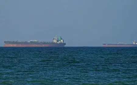 İran, Hürmüz'de 3 petrol tankerini hedef aldı