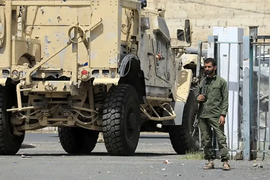 Yemen’de hükümet güçlerine ait kamplara saldırı: Onlarca asker öldü