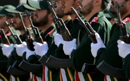 İran Devrim Muhafızları hükümete karşı çıktıkları gerekçesiyle 23 komutanı görevden aldı