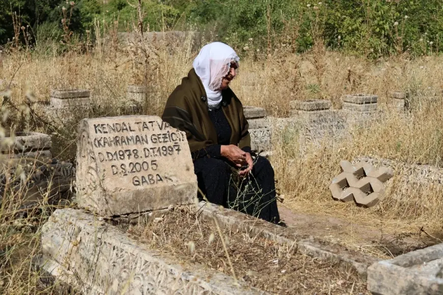 21 yıldır aradığı oğlunun mezarını televizyon görüntülerinden buldu