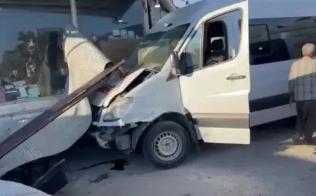Urfa’da işçi servisi dükkana daldı: 10 yaralı