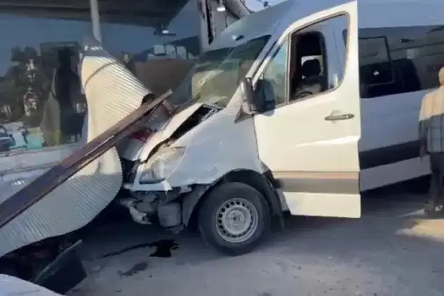 Urfa’da işçi servisi dükkana daldı: 10 yaralı