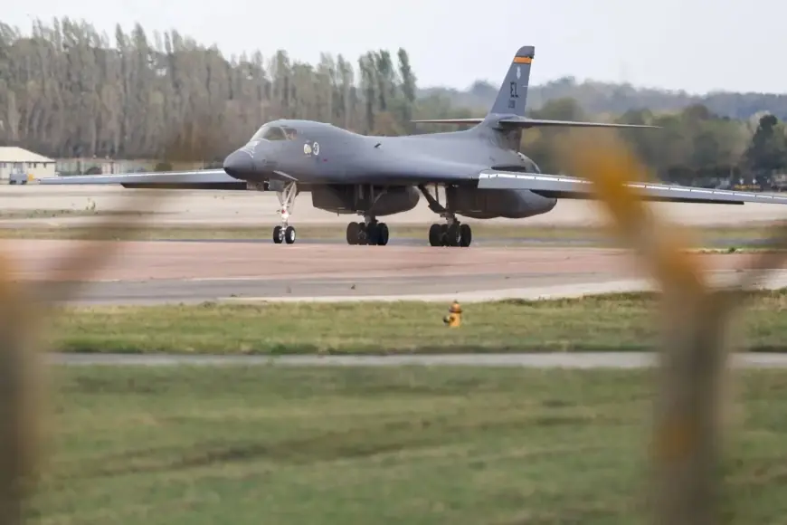 ABD, İngiltere'deki Fairford Üssü'nde konuşlu bütün bombardıman uçaklarını çekiyor