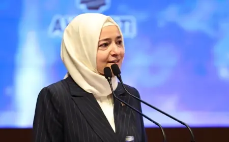 Eski Bakan Fatma Betül Sayan Kaya, AK Parti'den ihraç edildi