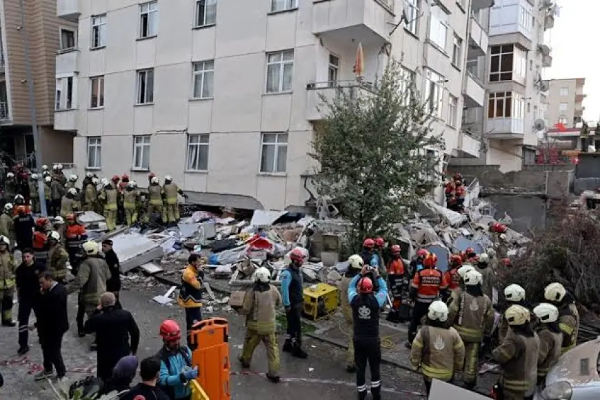 İstanbul'da 7 katlı bina kısmen çöktü: iki kişi hayatını kaybetti