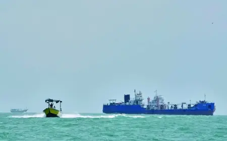 İran Devrim Muhafızları, Hürmüz'de petrol tankerini vurdu