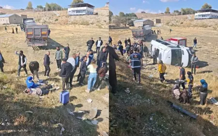 Van'da TIR ile yolcu minibüsü çarpıştı: 1'i ağır, 11 yaralı